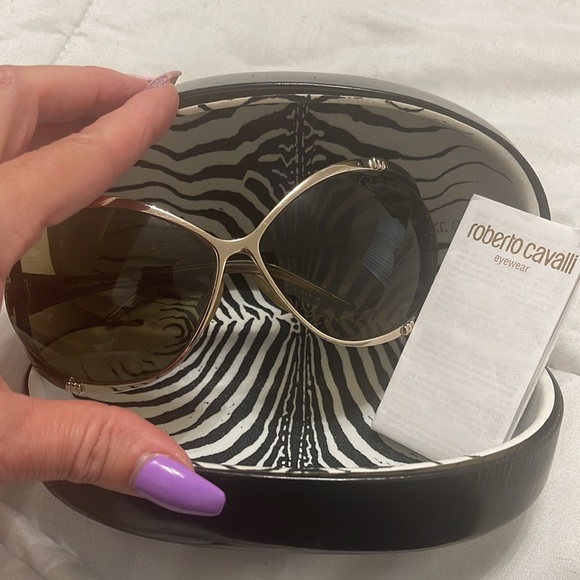 Host pick 🎉🎉🎉Sun glasses by viviglam 🎉🎉🎉 - Picture 11 of 13